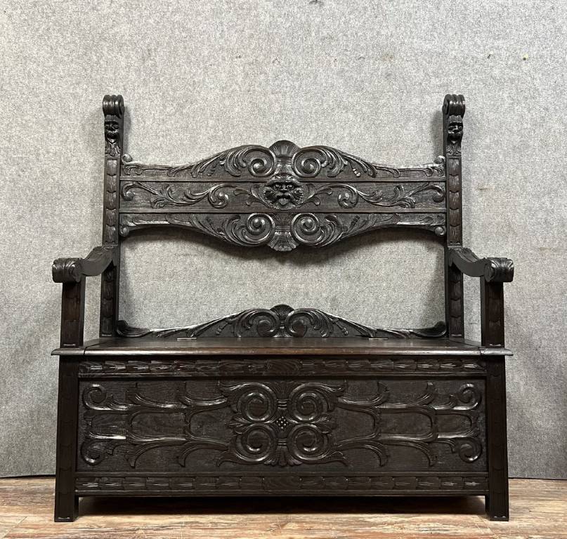 Banc coffre en bois massif style Renaissance Italienne a décors de masques grimaçant | Puces Privées