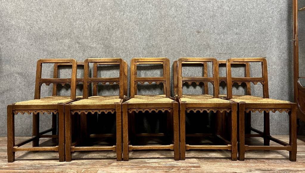 D'un monastère de Milan : Rare série de 10 chaises style Gotique en noyer massif vers 1850 | Puces Privées