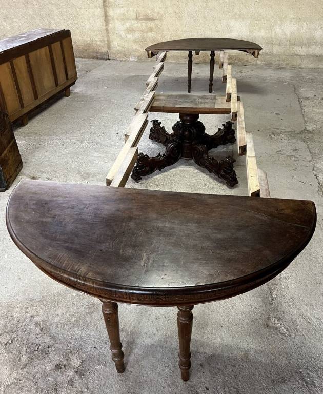 table guéridon a allonges style Renaissance d'un pavillon de chasse en noyer massif  ( 504 cm ) | Puces Privées
