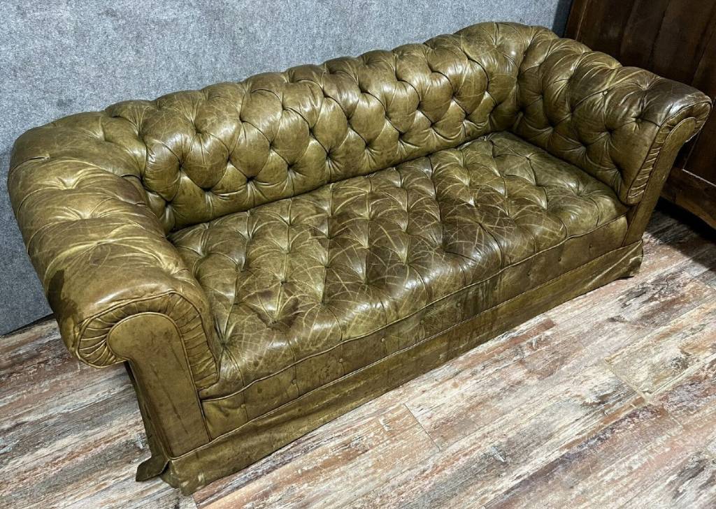 canapé Chesterfield en cuir de couleur vert olive circa 1880. | Puces Privées