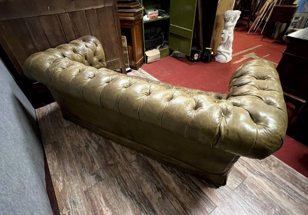 canapé Chesterfield en cuir de couleur vert olive circa 1880. | Puces Privées