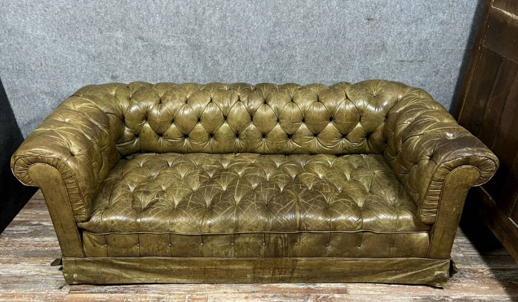 canapé Chesterfield en cuir de couleur vert olive circa 1880. | Puces Privées