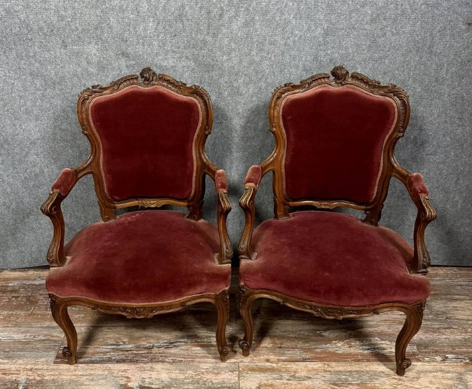 Paire de fauteuils cabriolets de style louis XV Rocaille en noyer vers 1850. | Puces Privées