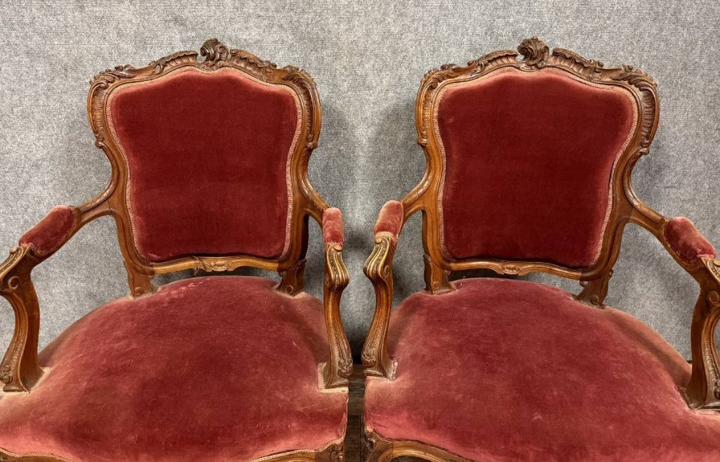 Paire de fauteuils cabriolets de style louis XV Rocaille en noyer vers 1850. | Puces Privées