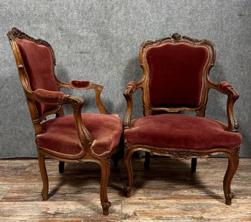 Paire de fauteuils cabriolets de style louis XV Rocaille en noyer vers 1850. | Puces Privées