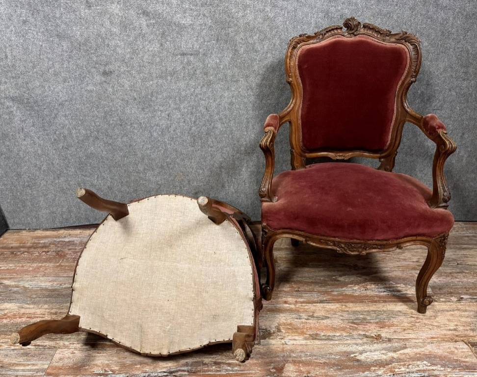 Paire de fauteuils cabriolets de style louis XV Rocaille en noyer vers 1850. | Puces Privées