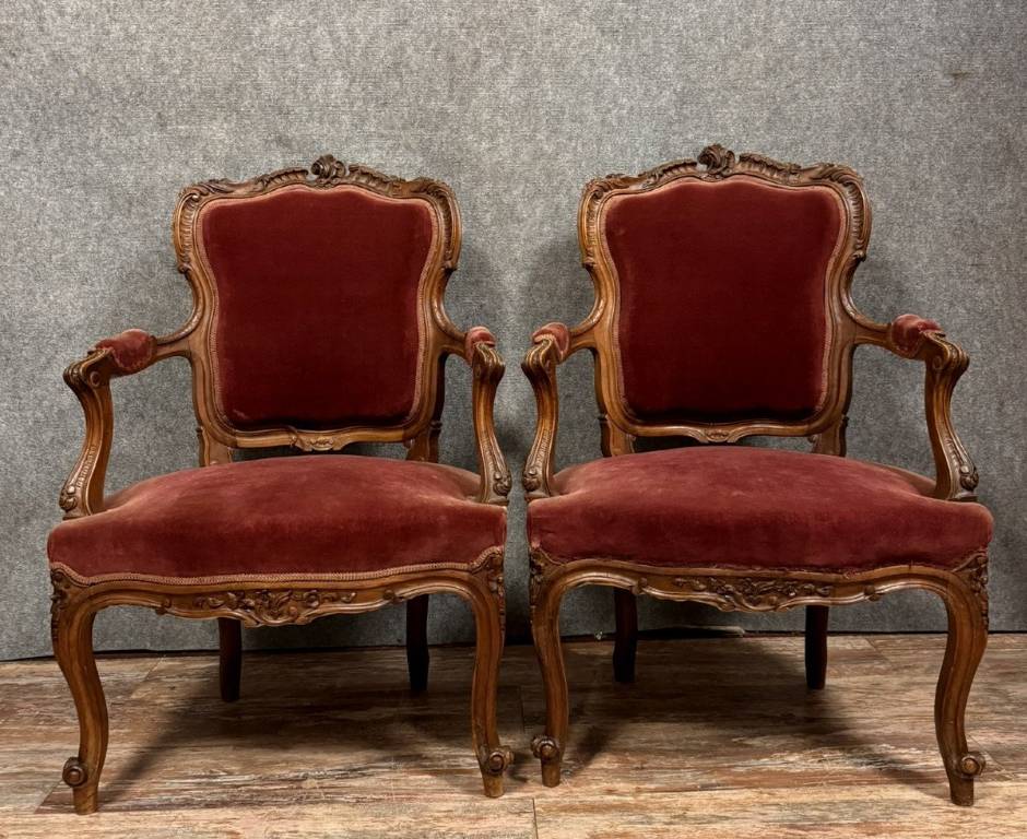 Paire de fauteuils cabriolets de style louis XV Rocaille en noyer vers 1850. | Puces Privées