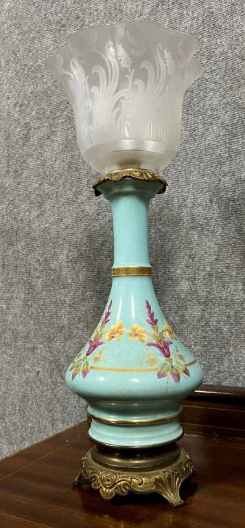 lampe à pétrole en porcelaine a décor floral en couleur époque Napoléon III vers 1880 | Puces Privées