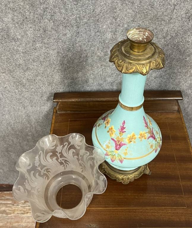 lampe à pétrole en porcelaine a décor floral en couleur époque Napoléon III vers 1880 | Puces Privées