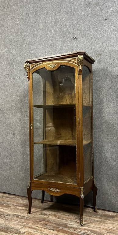 vitrine a trois faces de style Louis XV en acajou et bronzes dorés vers 1850 | Puces Privées