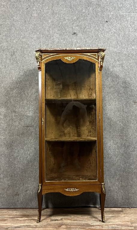 vitrine a trois faces de style Louis XV en acajou et bronzes dorés vers 1850 | Puces Privées