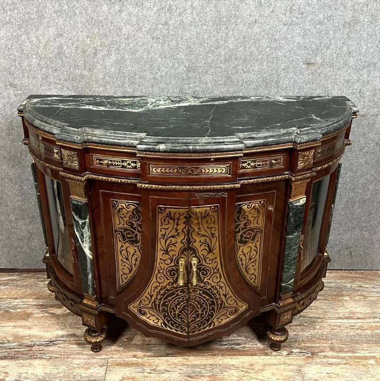 Dans l'esprit de André Charles Boulle : Superbe Commode vitrine a portes de forme demie lune | Puces Privées