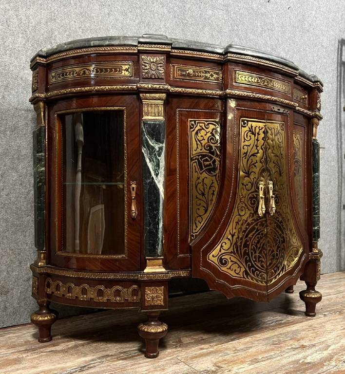 Dans l'esprit de André Charles Boulle : Superbe Commode vitrine a portes de forme demie lune | Puces Privées