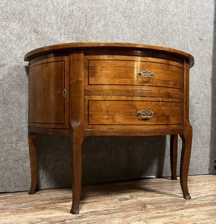 commode demie lune style Transition Louis XV / Louis XVI en acajou marqueté de filets d’ébène circa 1880 | Puces Privées