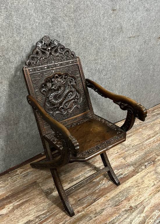 Chine XIXeme : Rare Fauteuil pliant de campagne en noyer sculpté avec dossier et bras sculptés de dragons | Puces Privées