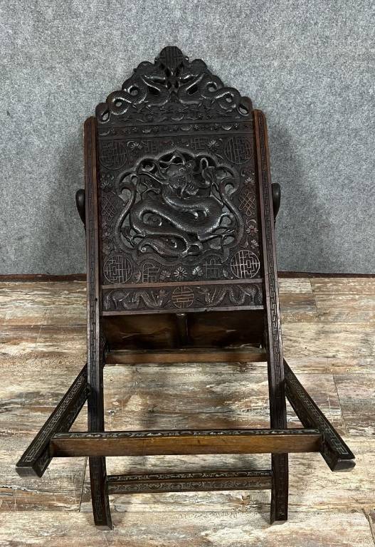 Chine XIXeme : Rare Fauteuil pliant de campagne en noyer sculpté avec dossier et bras sculptés de dragons | Puces Privées