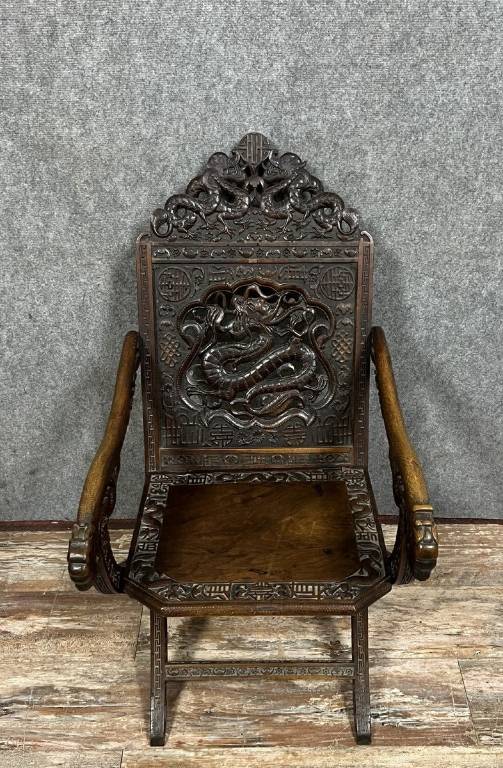 Chine XIXeme : Rare Fauteuil pliant de campagne en noyer sculpté avec dossier et bras sculptés de dragons | Puces Privées