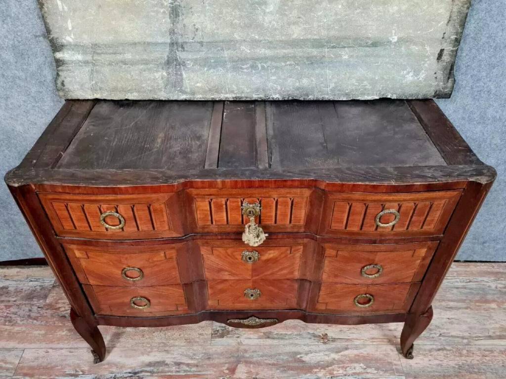 commode arbalète époque Louis XV en marqueterie de bois précieux vers 1750. | Puces Privées