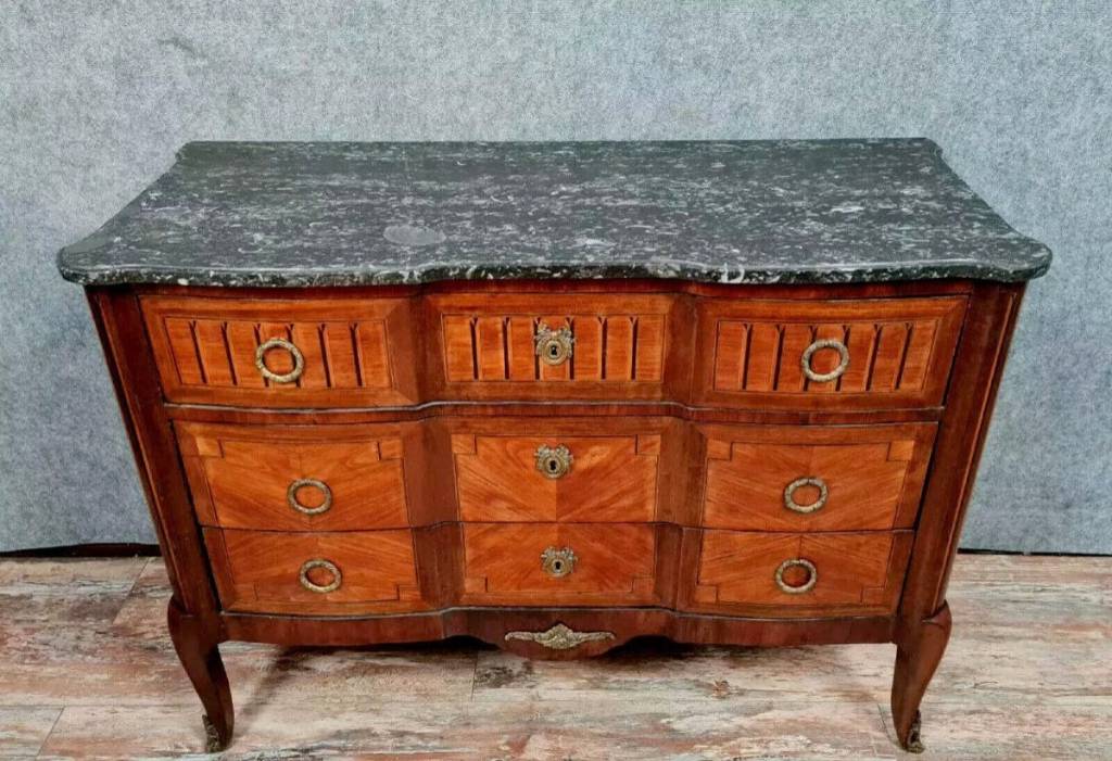 commode arbalète époque Louis XV en marqueterie de bois précieux vers 1750. | Puces Privées