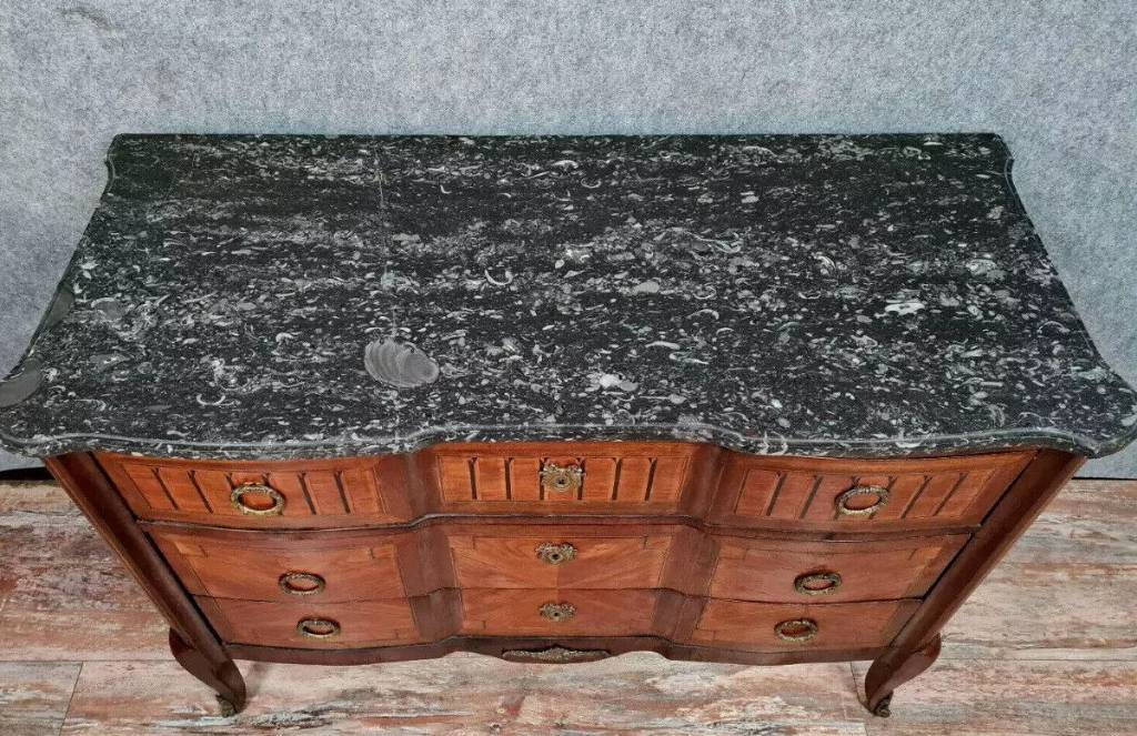 commode arbalète époque Louis XV en marqueterie de bois précieux vers 1750. | Puces Privées