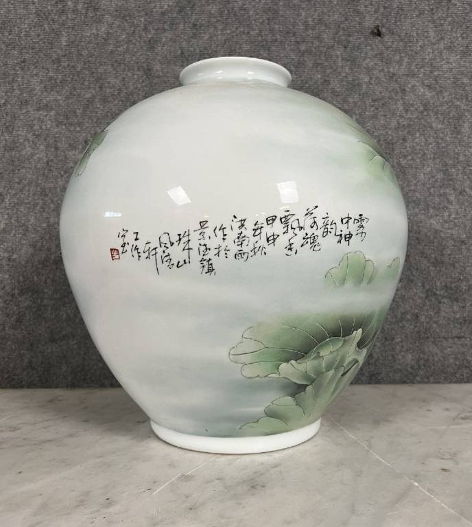 CHINE - XXe siècle: Important vase en porcelaine à décor floral sur fond vert | Puces Privées