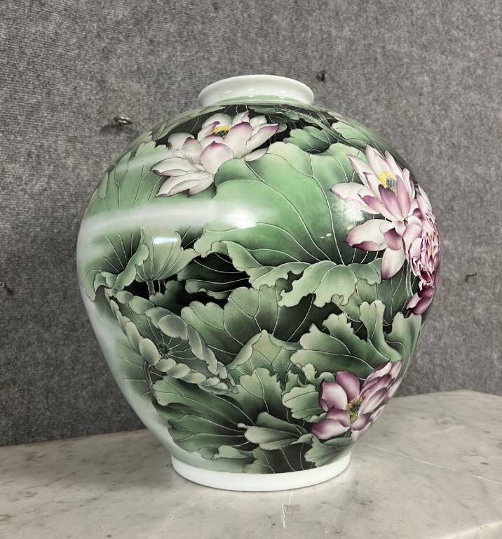 CHINE - XXe siècle: Important vase en porcelaine à décor floral sur fond vert | Puces Privées