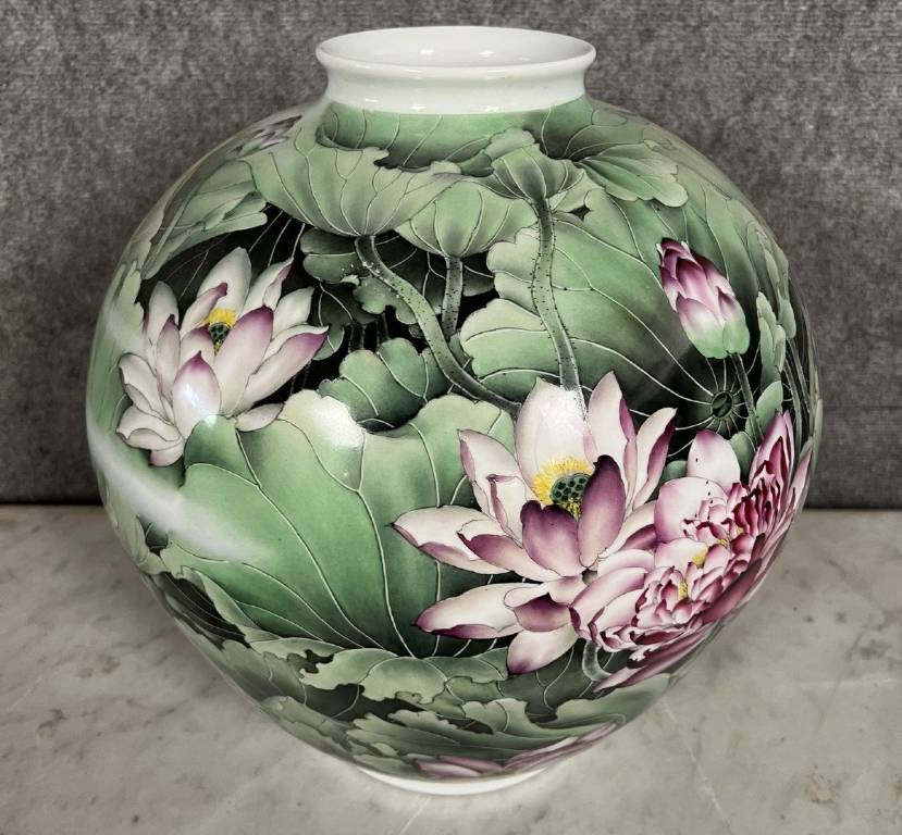 CHINE - XXe siècle: Important vase en porcelaine à décor floral sur fond vert | Puces Privées