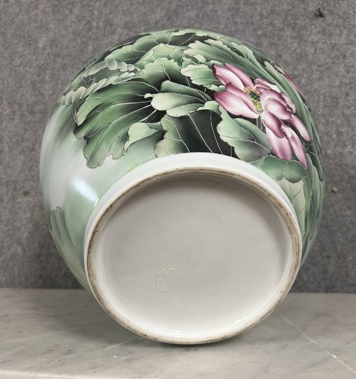 CHINE - XXe siècle: Important vase en porcelaine à décor floral sur fond vert | Puces Privées