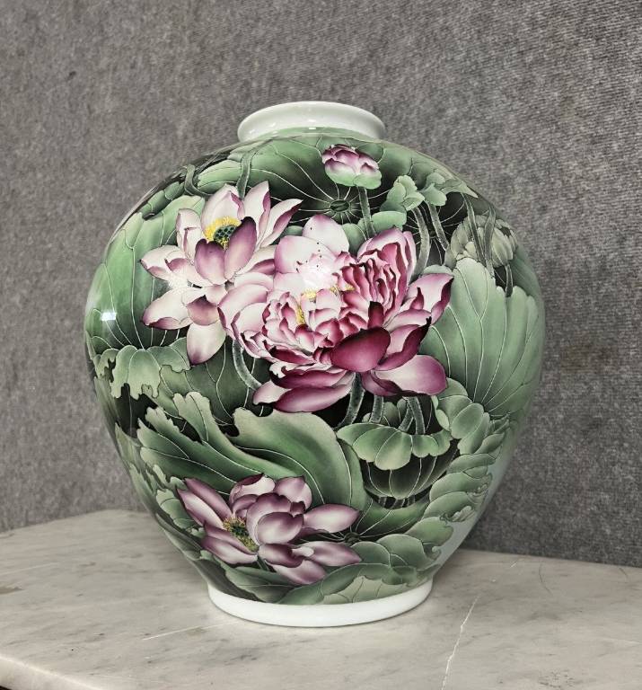 CHINE - XXe siècle: Important vase en porcelaine à décor floral sur fond vert | Puces Privées