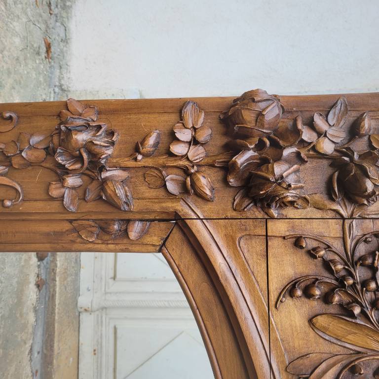 Cheminée Art Nouveau en noyer massif | Puces Privées
