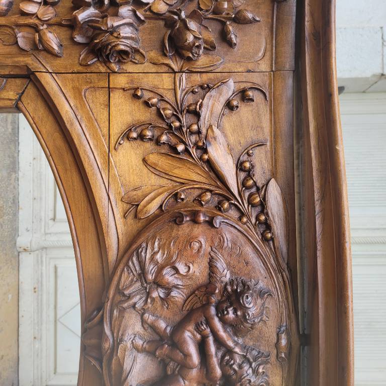 Cheminée Art Nouveau en noyer massif | Puces Privées