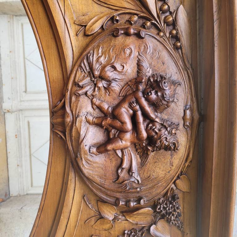 Cheminée Art Nouveau en noyer massif | Puces Privées