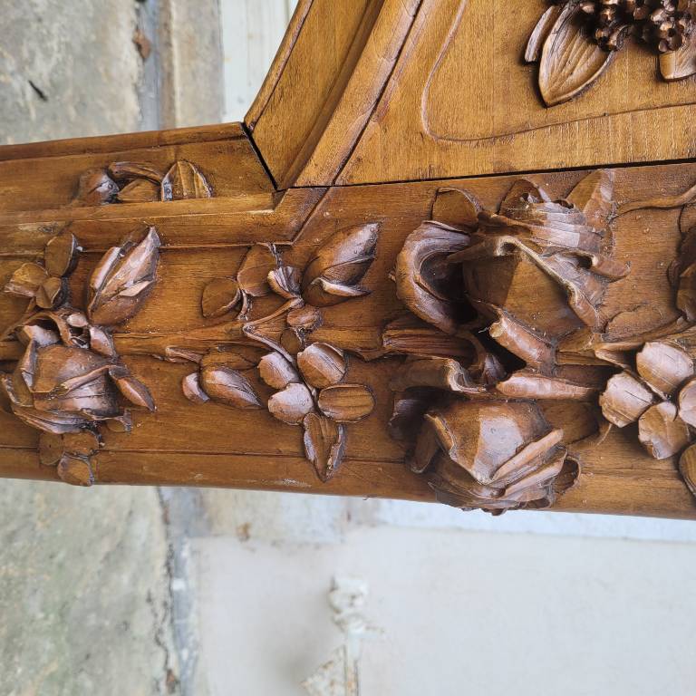 Cheminée Art Nouveau en noyer massif | Puces Privées