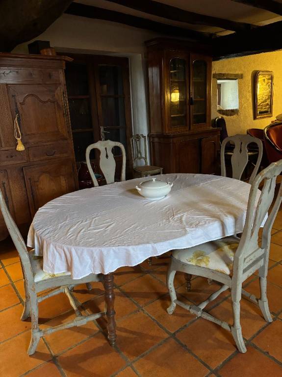 table ancienne 6 Pieds avec extrémité en métal | Puces Privées