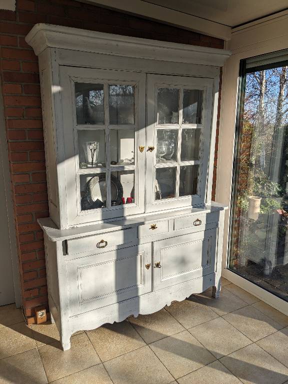 armoire vitrée (vaisselier) et meuble bas, patine blanche | Puces Privées
