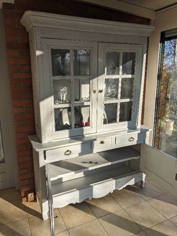 armoire vitrée (vaisselier) et meuble bas, patine blanche | Puces Privées