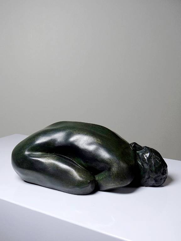 Sujet vintage femme nue allongée marbre reconstitué patine bronze | Puces Privées