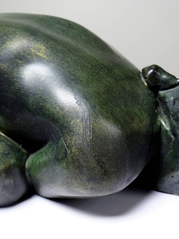 Sujet vintage femme nue allongée marbre reconstitué patine bronze | Puces Privées