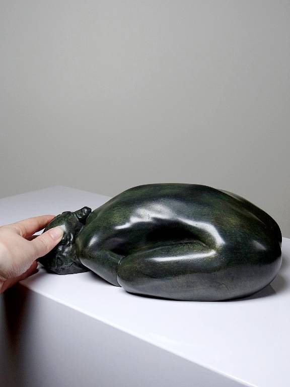 Sujet vintage femme nue allongée marbre reconstitué patine bronze | Puces Privées