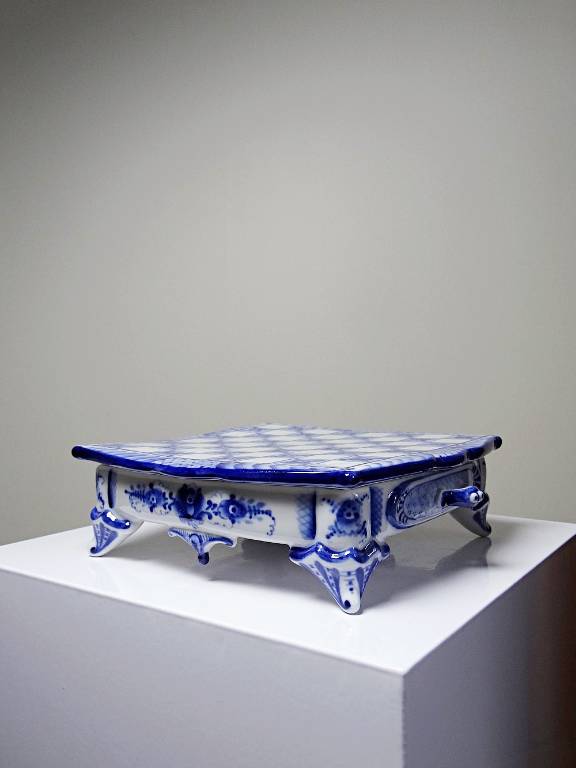 Rare et unique Echiquier de voyage porcelaine de Gzhel signé Yuri Garanin | Puces Privées
