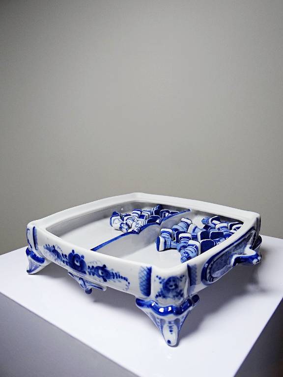 Rare et unique Echiquier de voyage porcelaine de Gzhel signé Yuri Garanin | Puces Privées