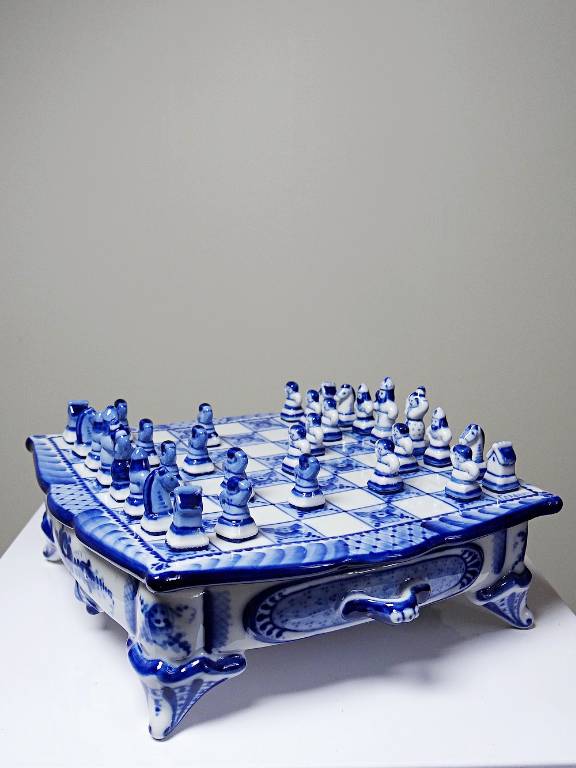 Rare et unique Echiquier de voyage porcelaine de Gzhel signé Yuri Garanin | Puces Privées