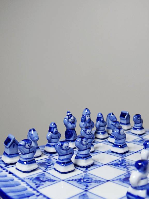 Rare et unique Echiquier de voyage porcelaine de Gzhel signé Yuri Garanin | Puces Privées