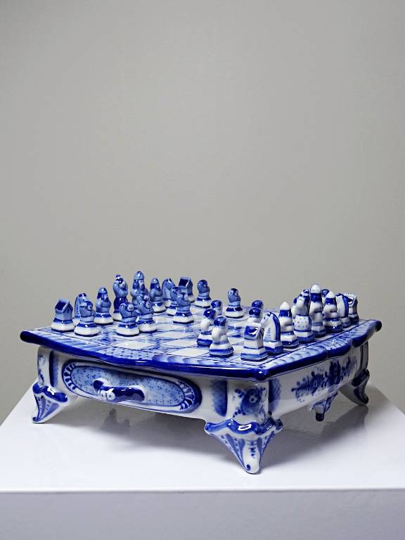 Rare et unique Echiquier de voyage porcelaine de Gzhel signé Yuri Garanin | Puces Privées