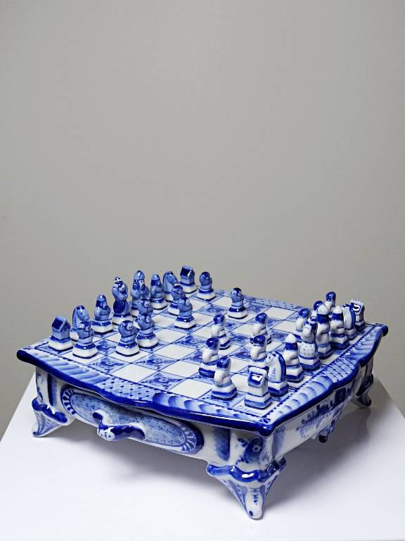 Rare et unique Echiquier de voyage porcelaine de Gzhel signé Yuri Garanin | Puces Privées