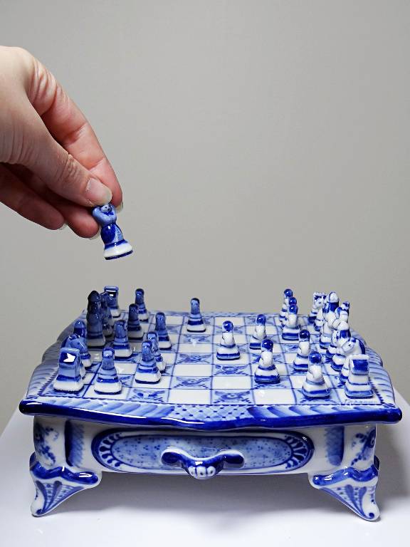 Rare et unique Echiquier de voyage porcelaine de Gzhel signé Yuri Garanin | Puces Privées