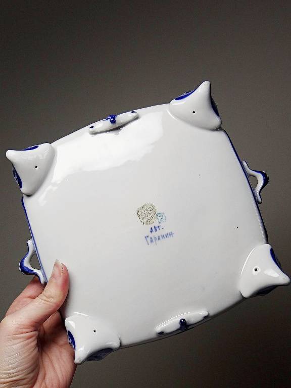 Rare et unique Echiquier de voyage porcelaine de Gzhel signé Yuri Garanin | Puces Privées