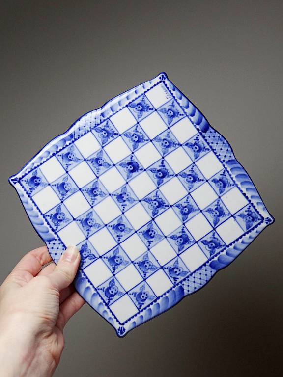 Rare et unique Echiquier de voyage porcelaine de Gzhel signé Yuri Garanin | Puces Privées