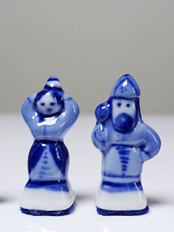 Rare et unique Echiquier de voyage porcelaine de Gzhel signé Yuri Garanin | Puces Privées