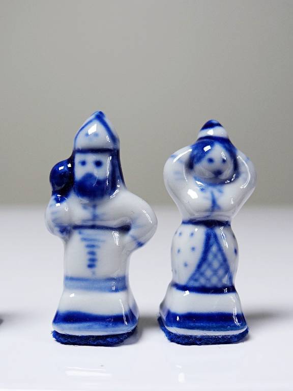 Rare et unique Echiquier de voyage porcelaine de Gzhel signé Yuri Garanin | Puces Privées